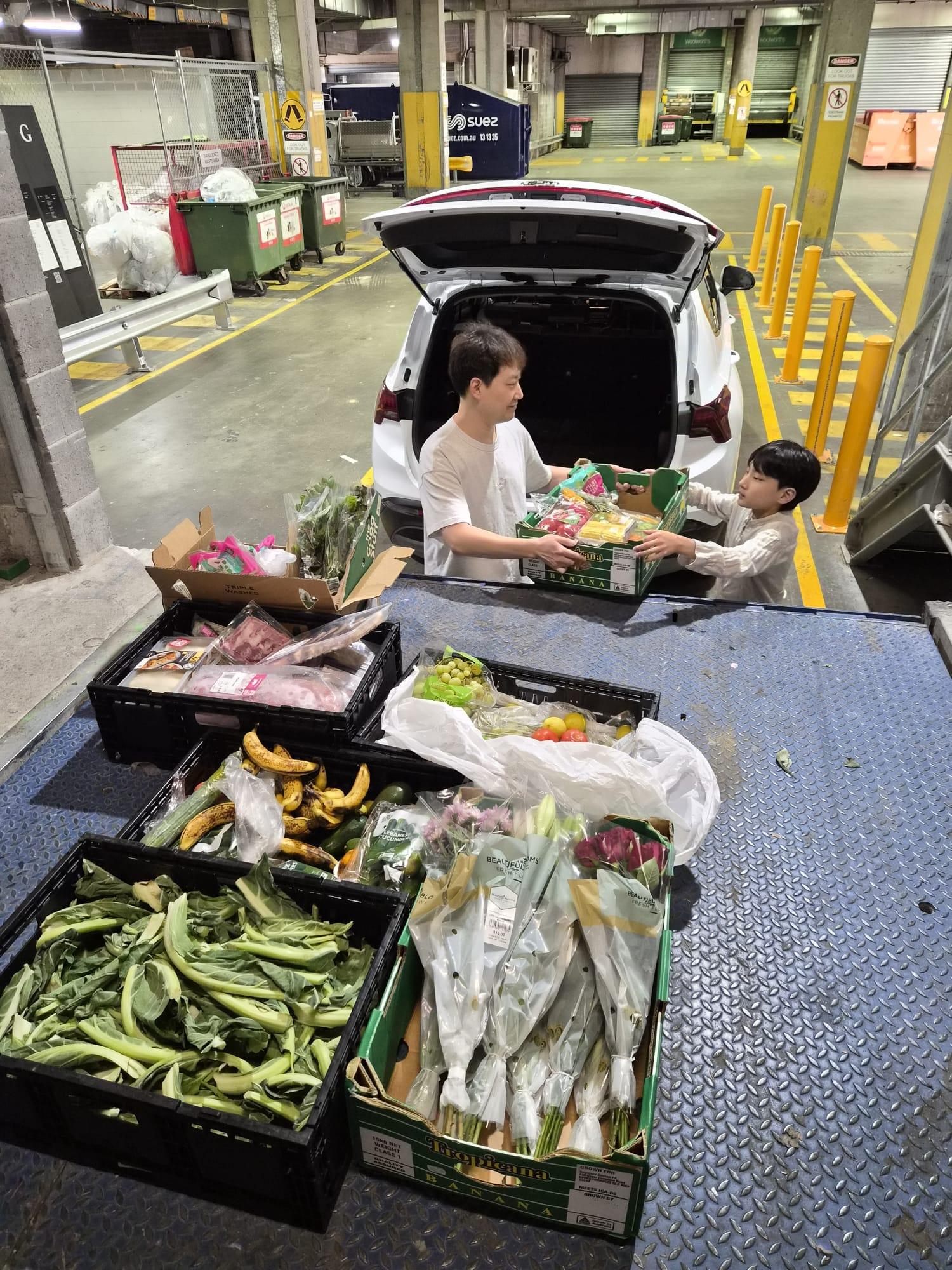 SMULC members loading rescued produce into a vehicle at an Aldi food rescue shift